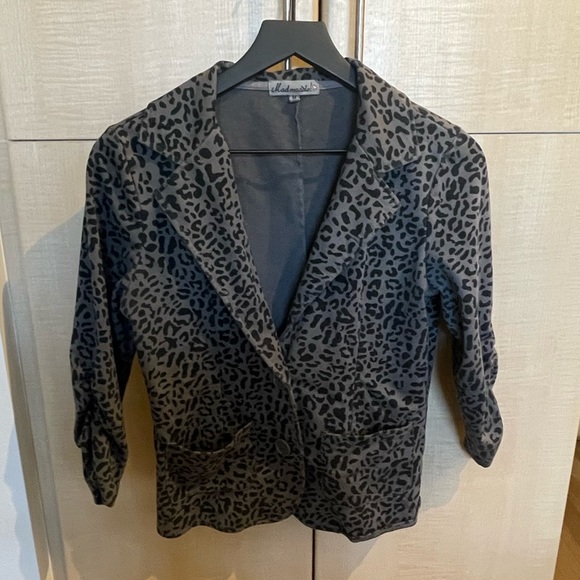 Modmodele Womans Jacket Sz Medium Cheetah Gray Two Button Pockets - Picture 5 of 15